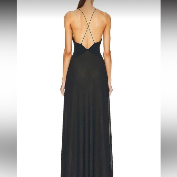 Elegant Black Evening Gown - Picture 3 of 4